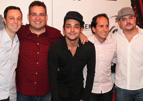   Eduardo Sterblitch inaugura casa de humor e famosos prestigiam